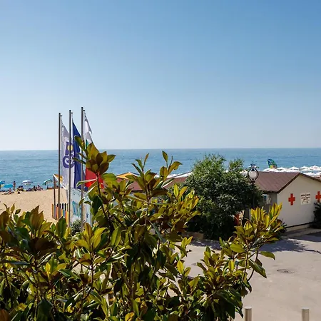 Budget Beachfront Golden Sands Apartment