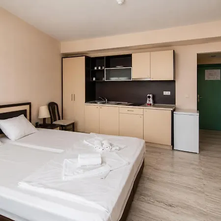Budget Beachfront Golden Sands Апартаменты